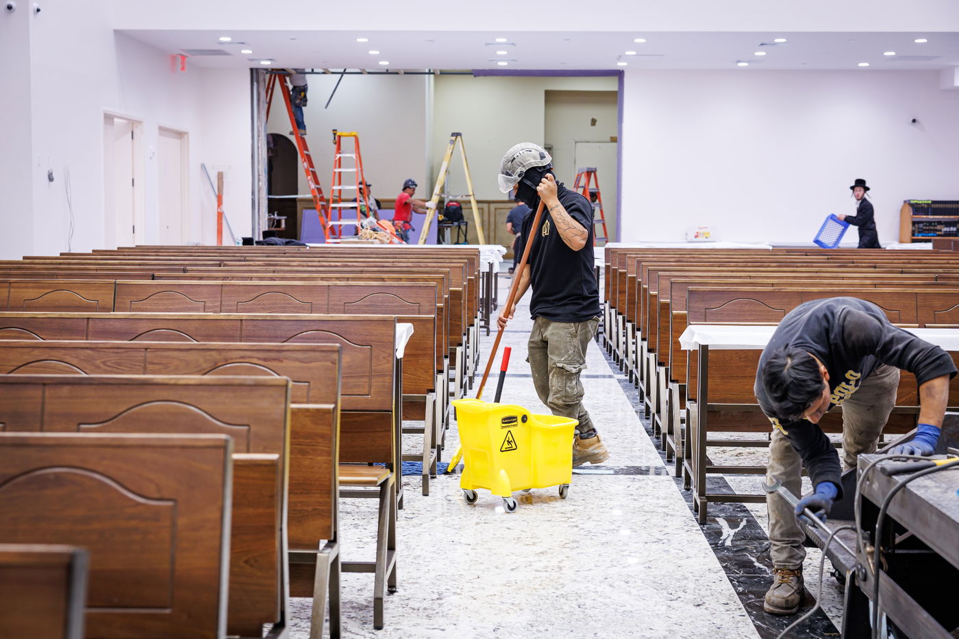 קביעת מזוזות וראש השנה בחצה"ק באבוב 45