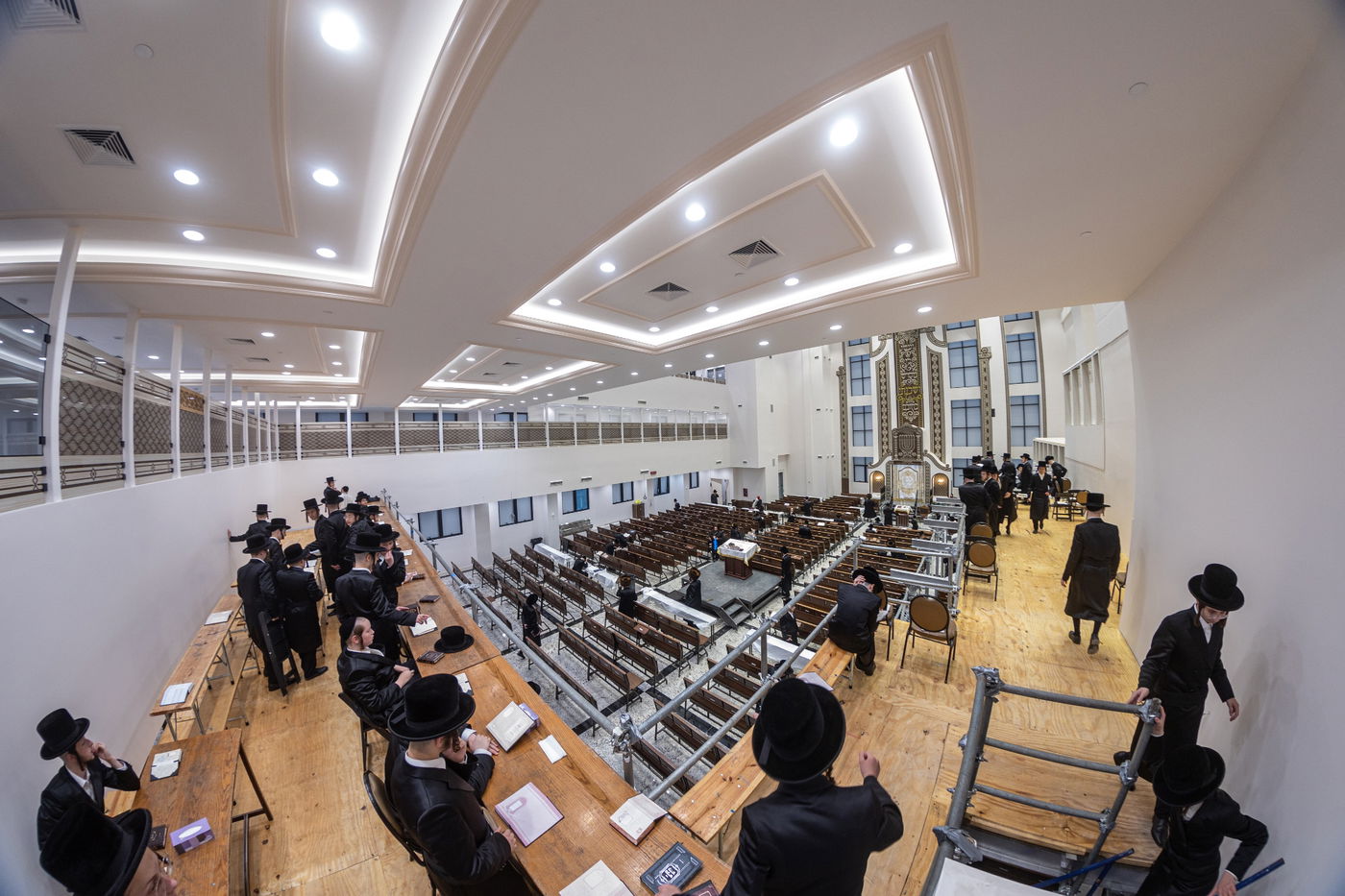 קביעת מזוזות וראש השנה בחצה"ק באבוב 45