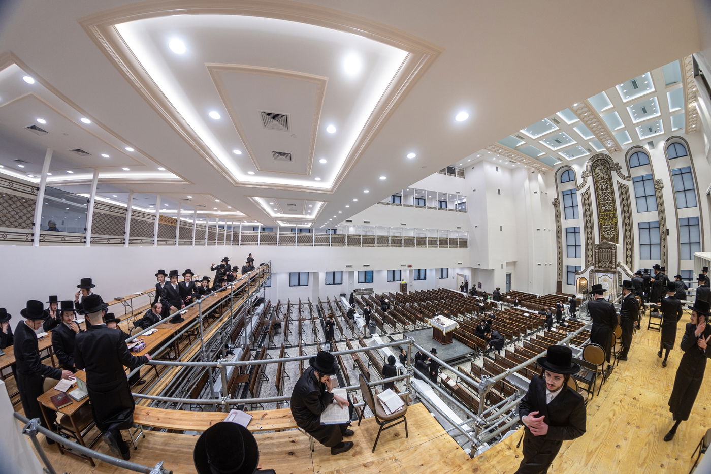 קביעת מזוזות וראש השנה בחצה"ק באבוב 45