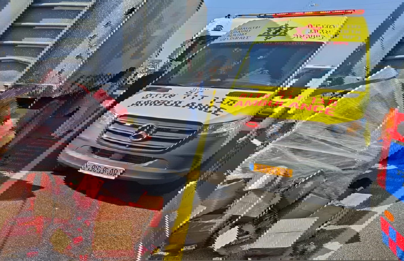 המטען קרס במפתיע: סחורה נפלה מהמשאית, צעיר בן 20 נפצע קשה