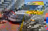 המטען קרס במפתיע: סחורה נפלה מהמשאית, צעיר בן 20 נפצע קשה