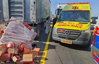 המטען קרס במפתיע: סחורה נפלה מהמשאית, צעיר בן 20 נפצע קשה