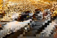 תיעוד מרגש | התצפיתניות ששרדו את שבי חמאס במעמד הסליחות בכותל המערבי