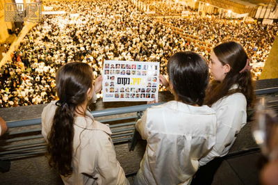 תיעוד מרגש | התצפיתניות ששרדו את שבי חמאס במעמד הסליחות בכותל המערבי