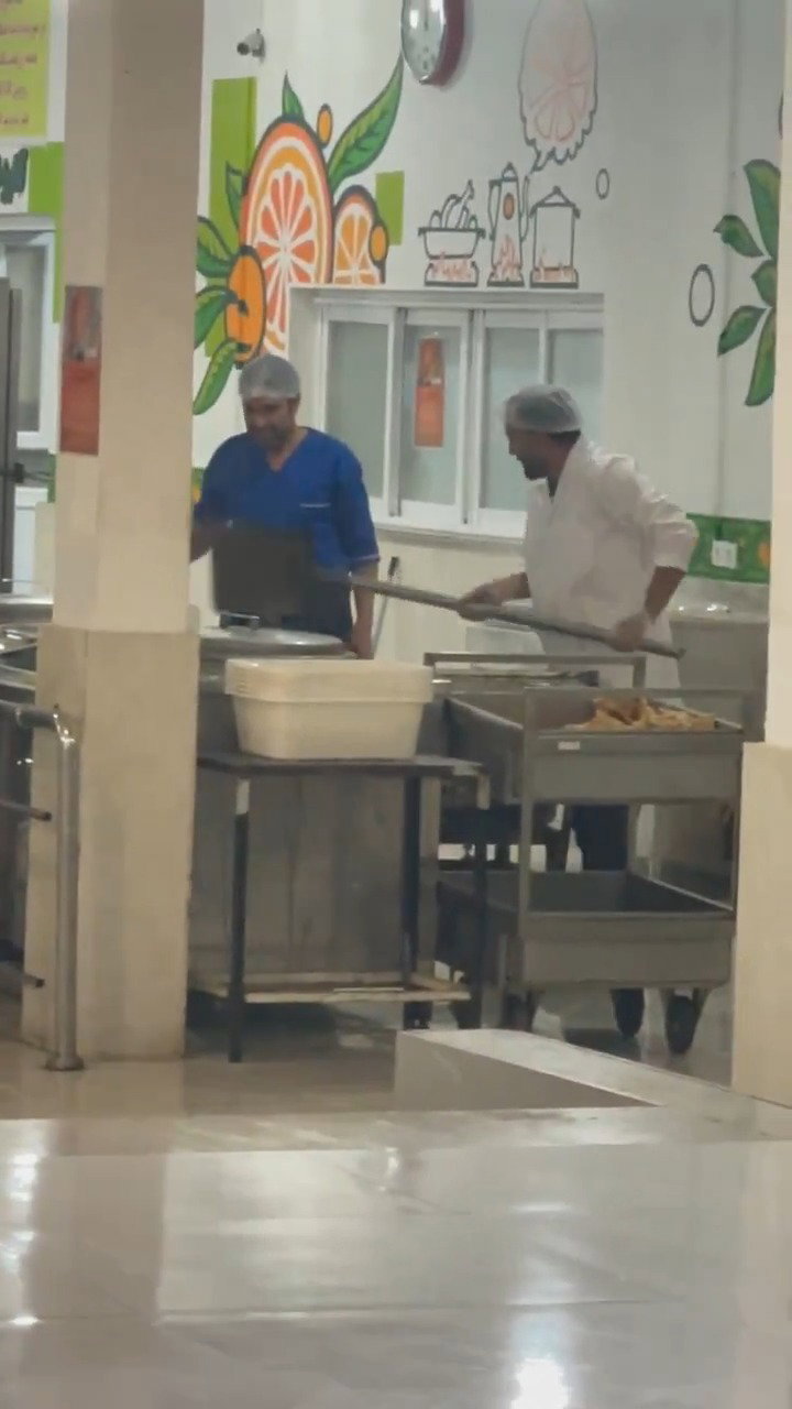 מחלק אוכל עם.. את חפירה