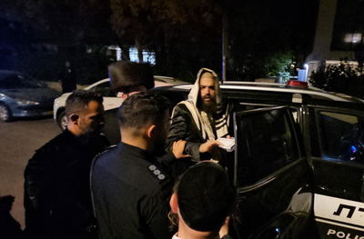 תקע בשופר מול בית היועמ"שית | המשטרה עצרה את ישראל פרוש בהפגנה נגד מעצר תלמידי ישיבה