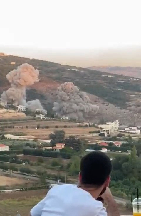 שותים קפה מול פטריות העשן
