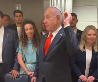 נתניהו מחלק שיריים