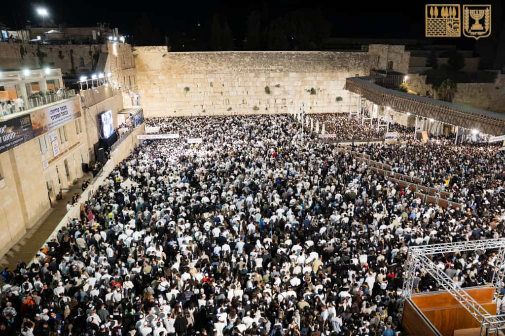 תיעוד מרגש | התצפיתניות ששרדו את שבי חמאס במעמד הסליחות בכותל המערבי