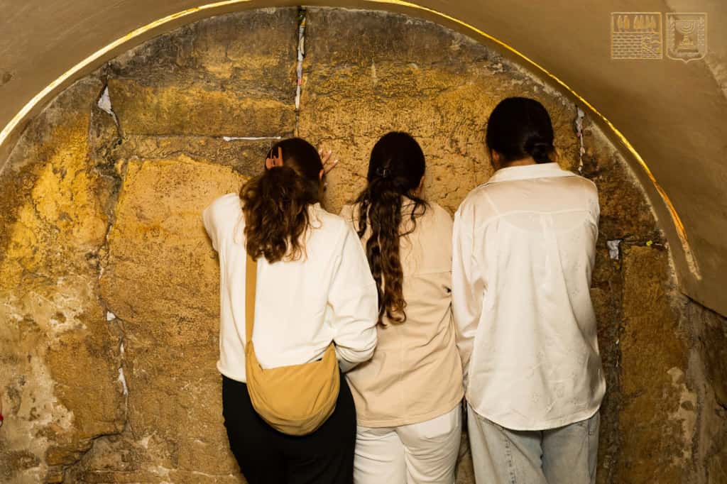 תיעוד מרגש | התצפיתניות ששרדו את שבי חמאס במעמד הסליחות בכותל המערבי