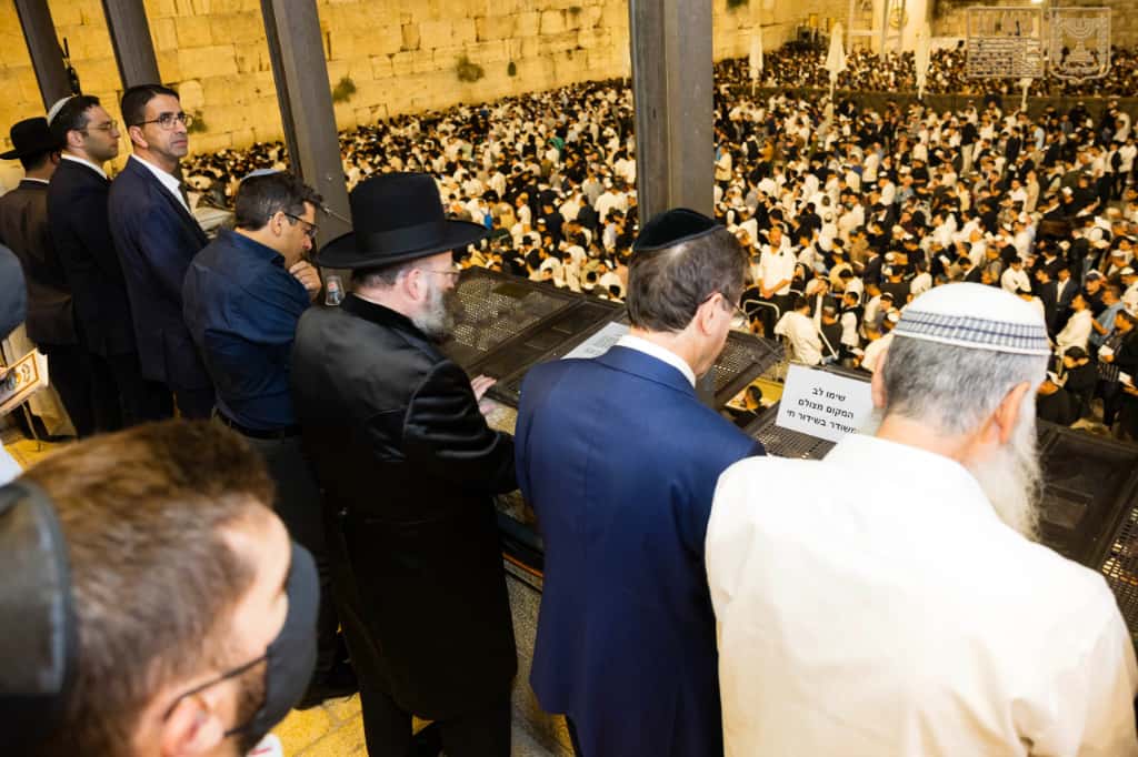 תיעוד מרגש | התצפיתניות ששרדו את שבי חמאס במעמד הסליחות בכותל המערבי