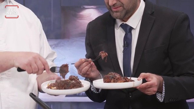 השף אבי מילר מכין צלי כתף עסיסי עם טוויסט של אננס ורוטב טריאקי - צפו
