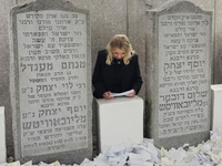 ערב הפגישה הגורלית עם טראמפ: שרה נתניהו נשאה תפילה באוהל הרבי מחב"ד