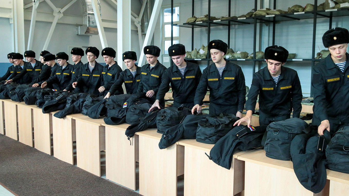 מתגייסים בלשכת גיוס במוסקבה