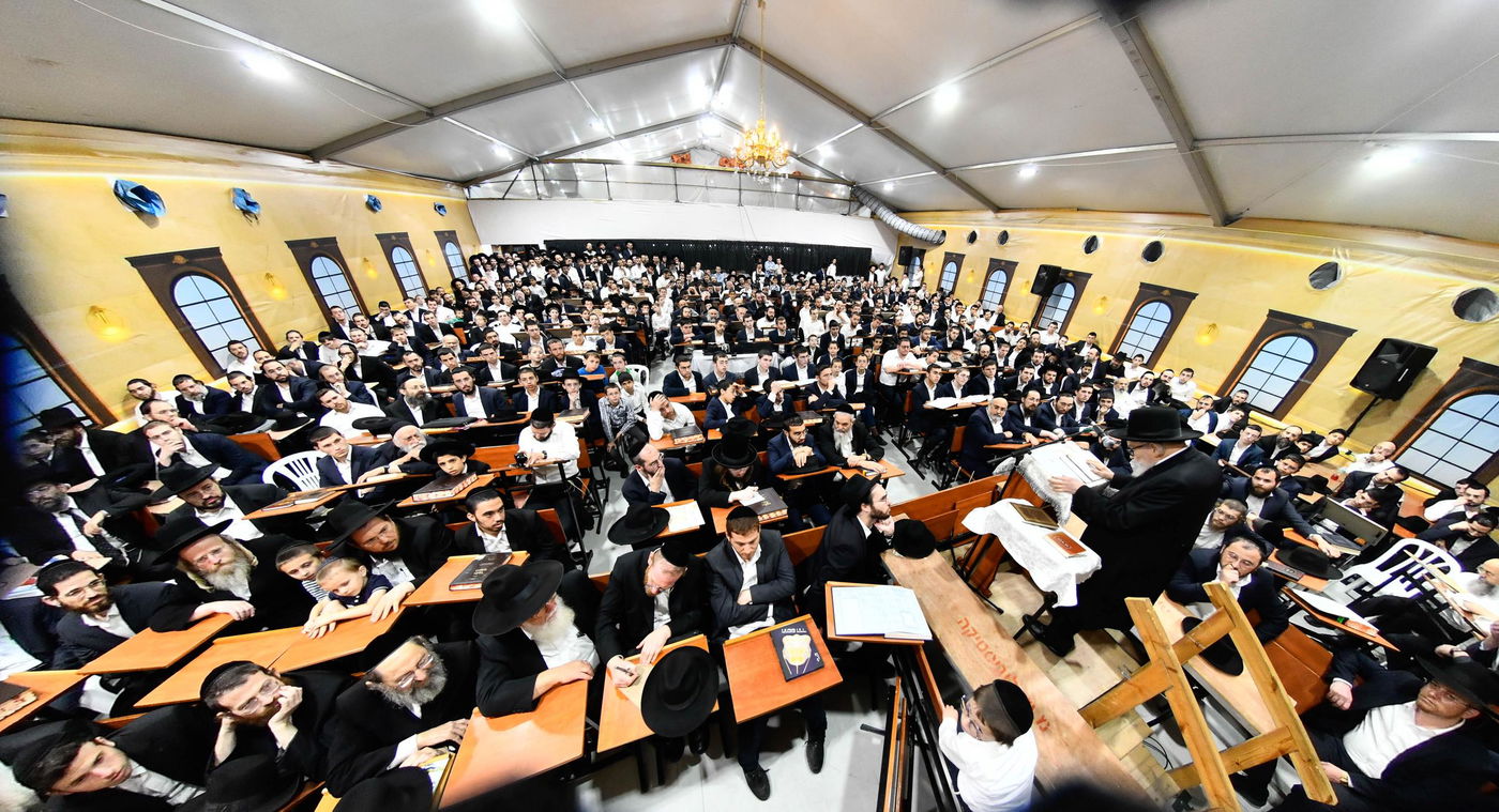 הגאון רבי משה הלל הירש בשיחה בבית השם