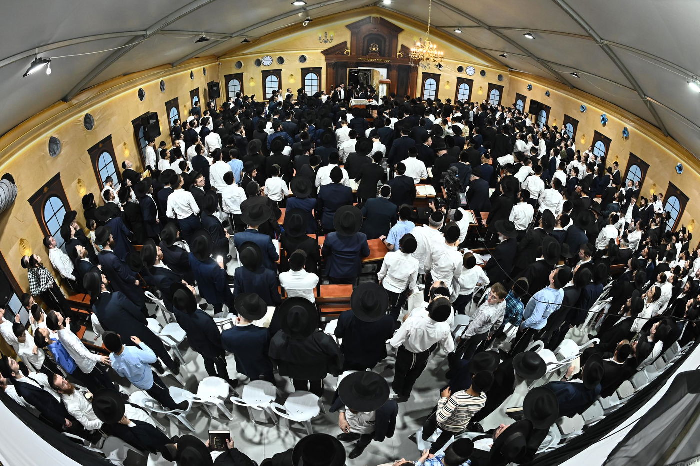 הגאון רבי משה הלל הירש בשיחה בבית השם