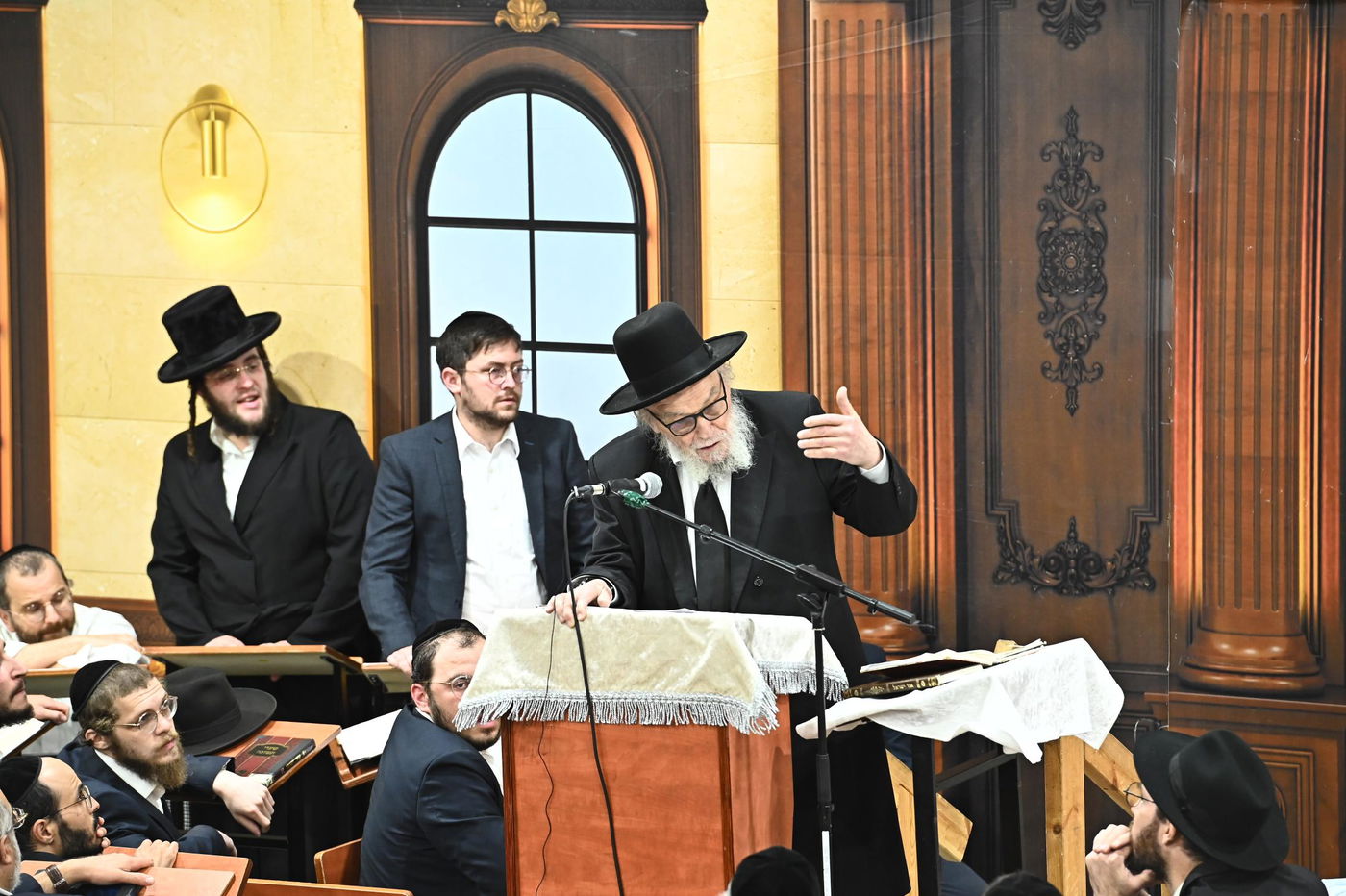 הגאון רבי משה הלל הירש בשיחה בבית השם