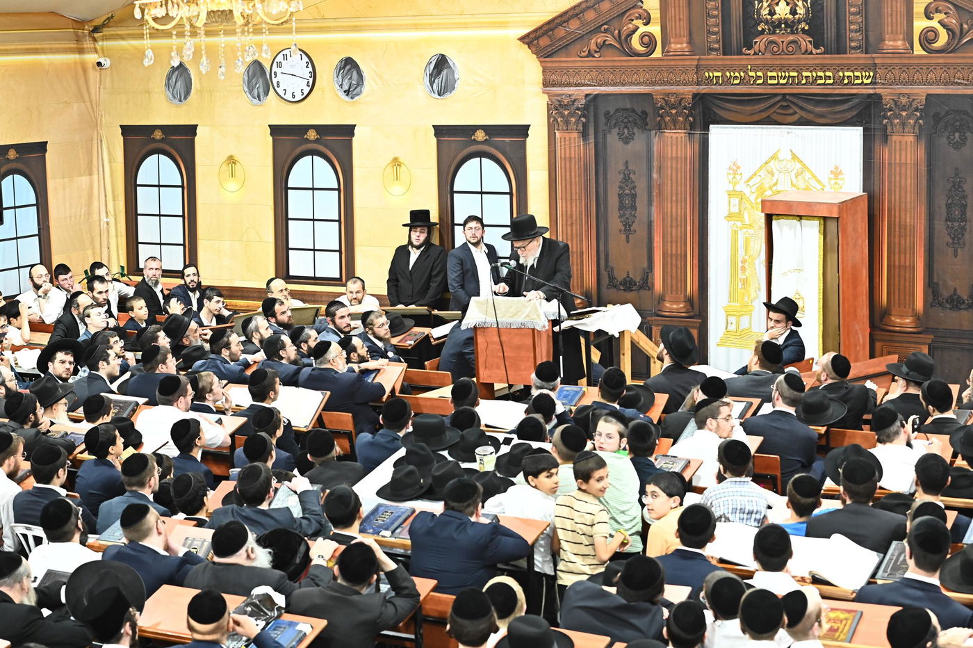 הגאון רבי משה הלל הירש בשיחה בבית השם