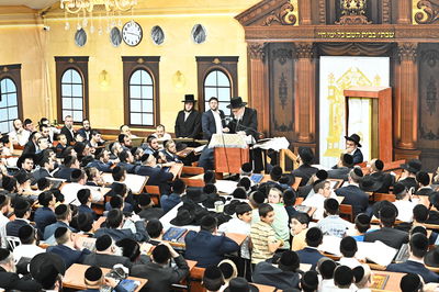 הגאון רבי משה הלל הירש בשיחה בבית השם