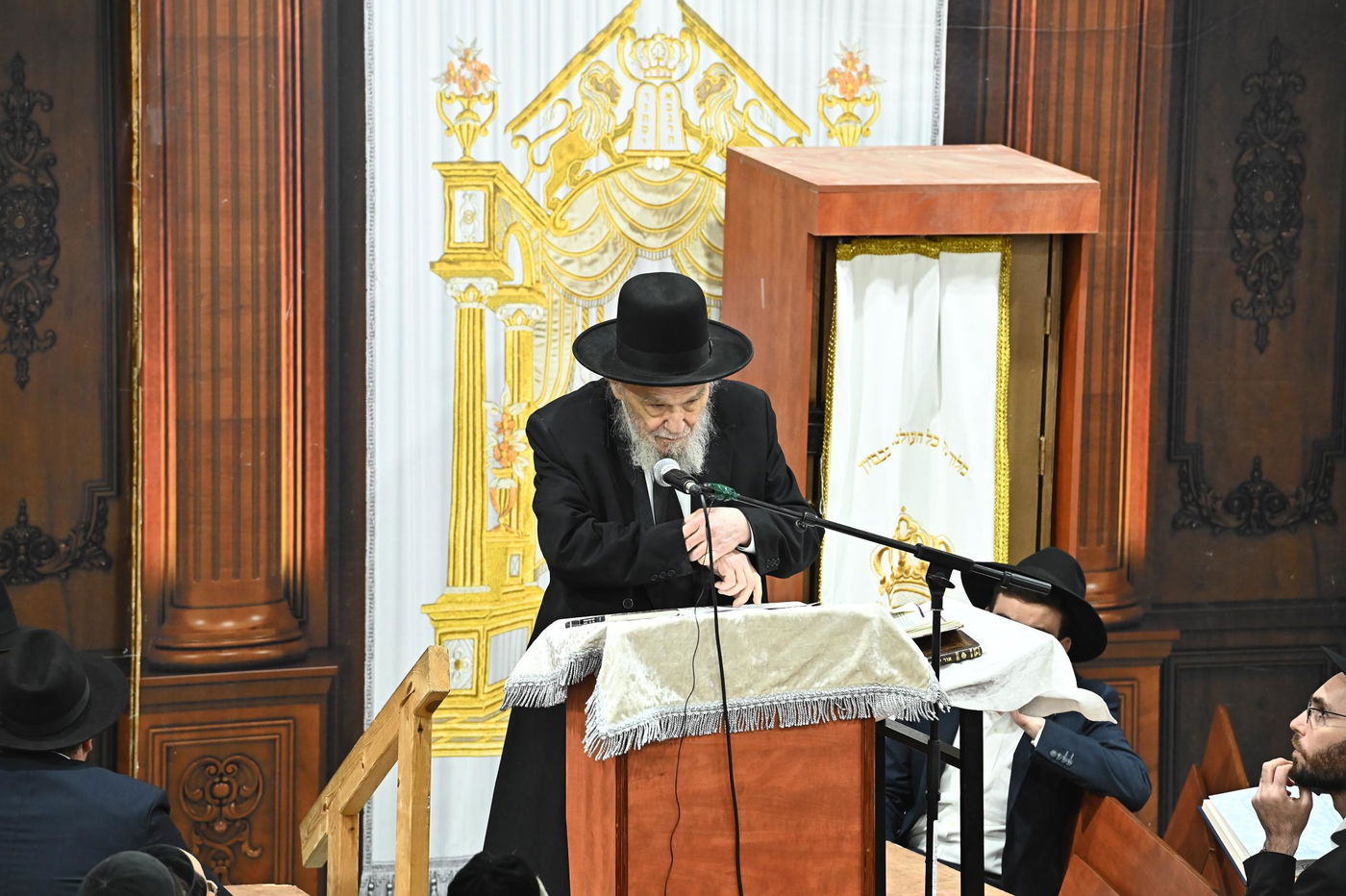 הגאון רבי משה הלל הירש בשיחה בבית השם