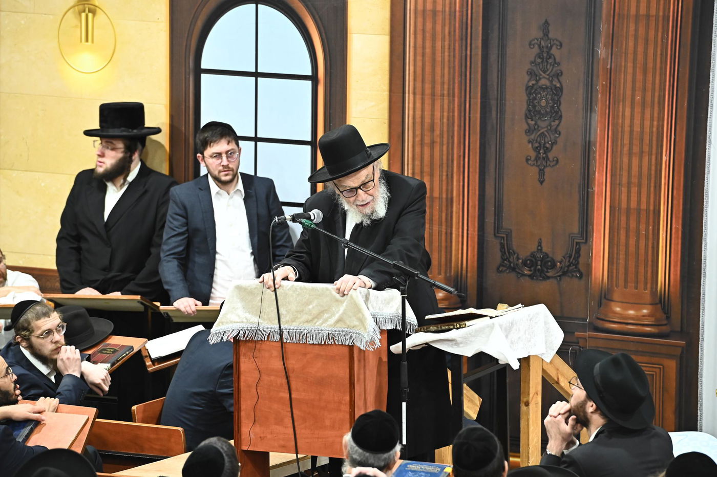 הגאון רבי משה הלל הירש בשיחה בבית השם