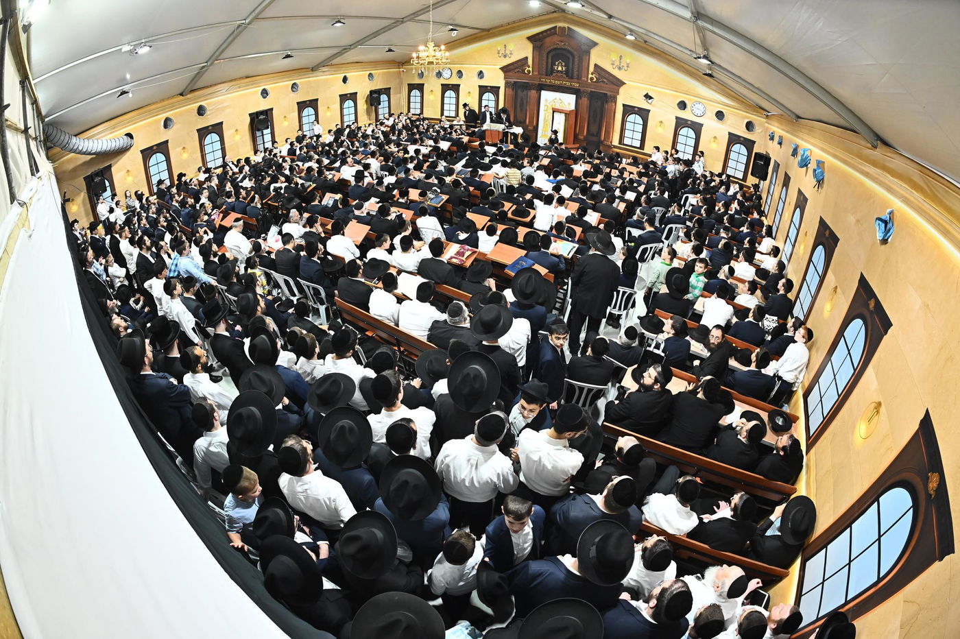 הגאון רבי משה הלל הירש בשיחה בבית השם