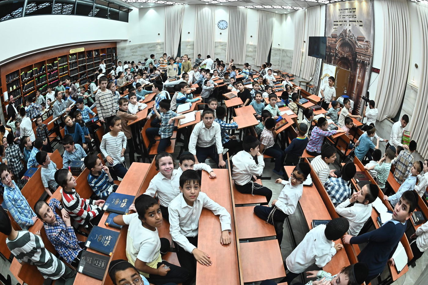 הגאון רבי משה הלל הירש בשיחה בבית השם