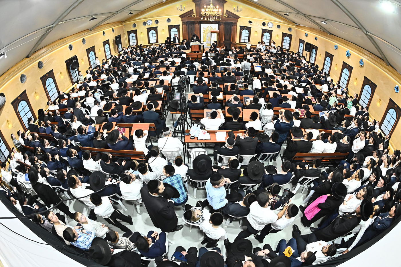 הגאון רבי משה הלל הירש בשיחה בבית השם