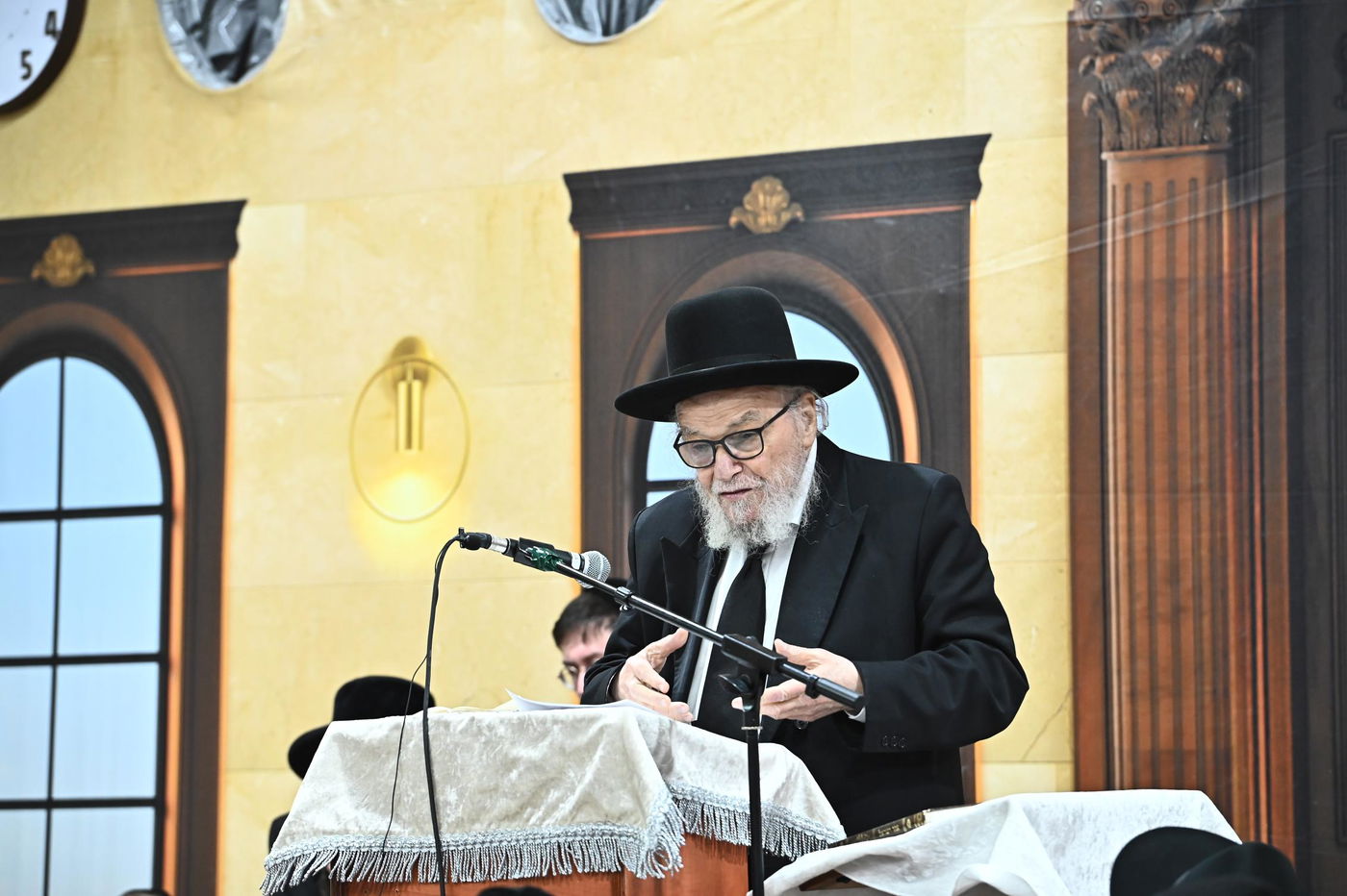 הגאון רבי משה הלל הירש בשיחה בבית השם