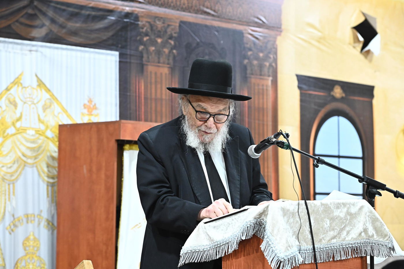 הגאון רבי משה הלל הירש בשיחה בבית השם