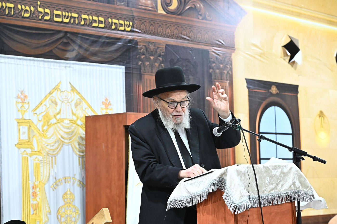 הגאון רבי משה הלל הירש בשיחה בבית השם