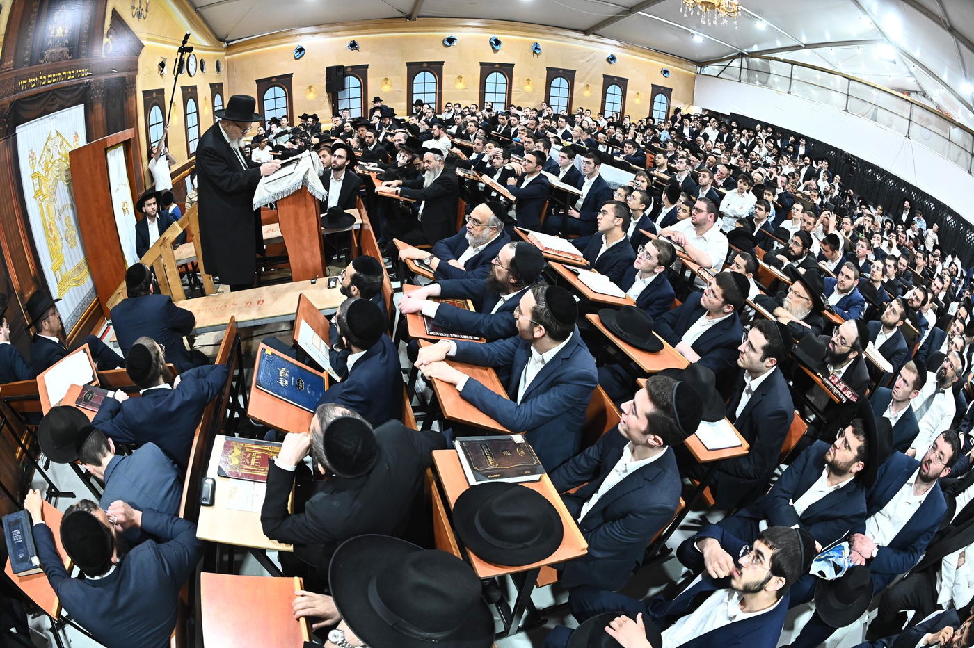 הגאון רבי משה הלל הירש בשיחה בבית השם