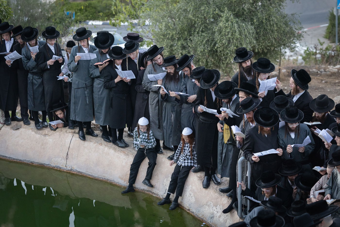 חסידי תולדות אברהם יצחק בתשליך