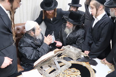 הגה"צ רבי חיים מאיר הגר אב"ד ויז'ניץ בביקור אצל הגה"צ רבי יעקב מאיר שכטר