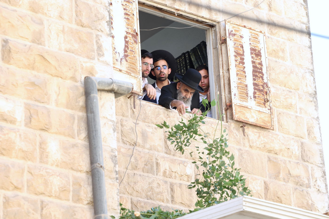 הגאון הרב משה צדקה מסכך את סוכתו