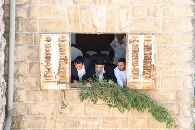 הגאון הרב משה צדקה מסכך את סוכתו