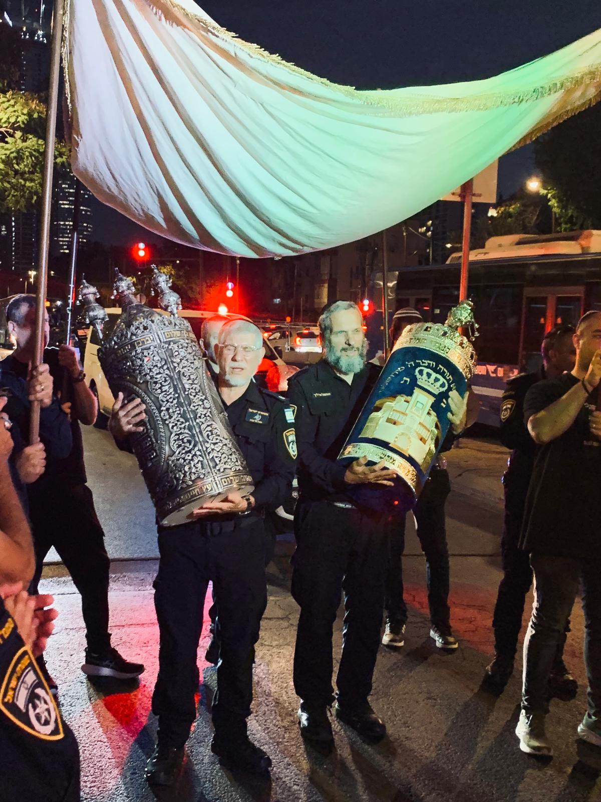 חנוכת בית הכנסת של תחנת לב ת"א, בשילוב הכנסת ספר תורה