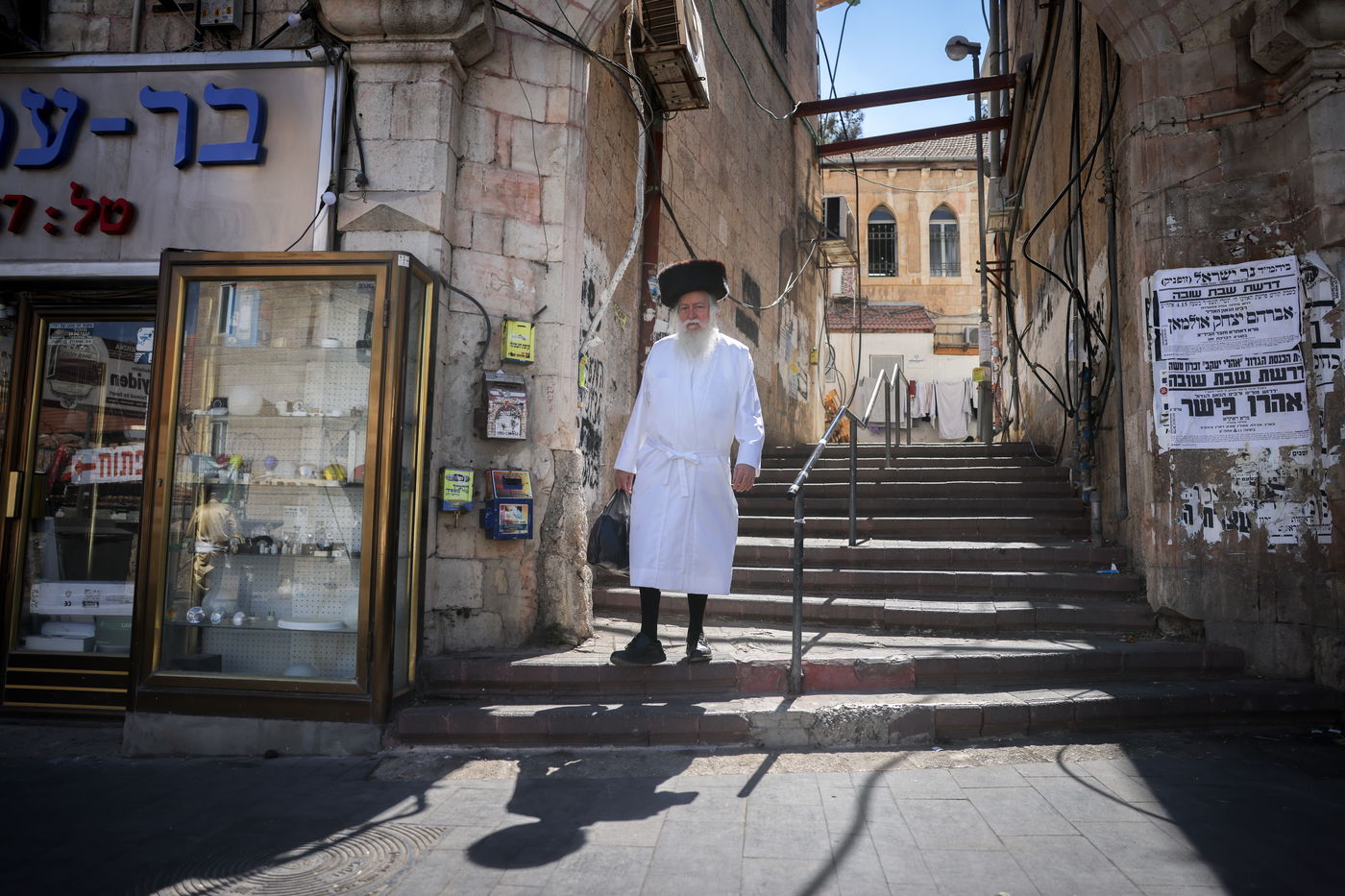 הליכה בבגדי לבן כמלאכים