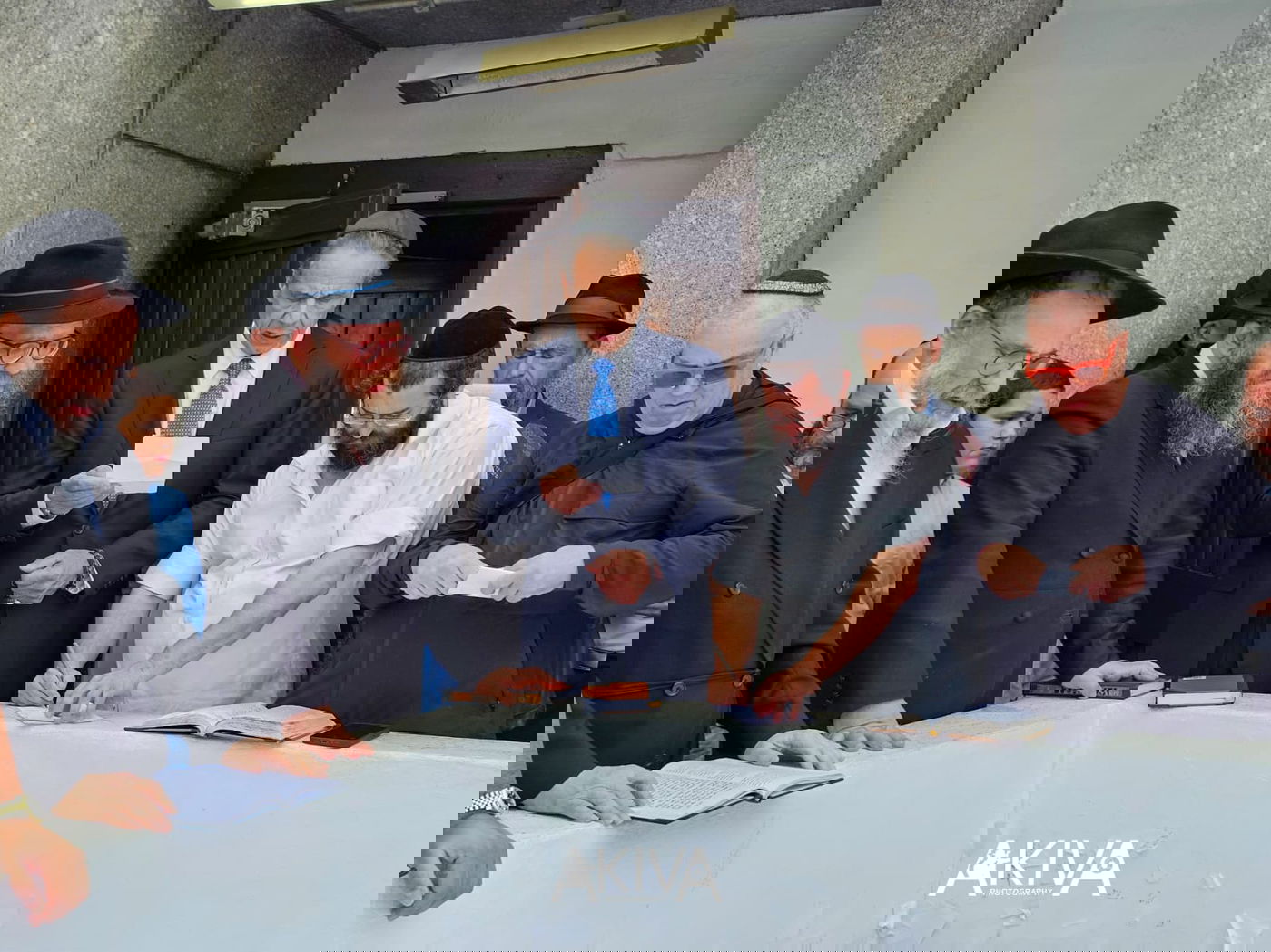 קאומו נושא תפילה בציון הרבי מליובאוויטש, החודש