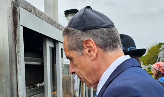 קאומו, חבוש כיפה, בכניסתו לציון הרבי מחב"ד לאחרונה