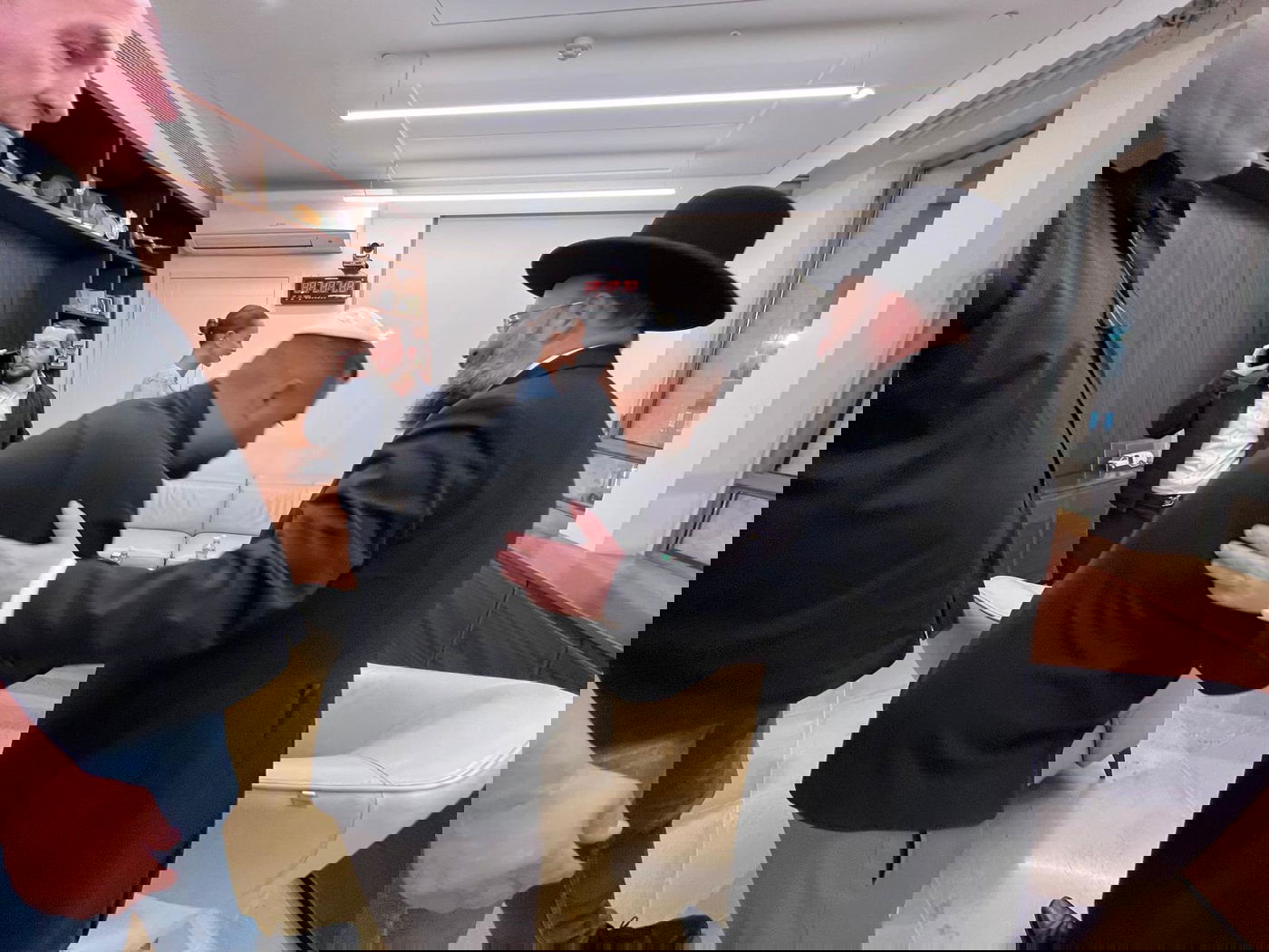 הידוענים שהתארסו ערכו סיור סליחות עם רב הכותל | צפו