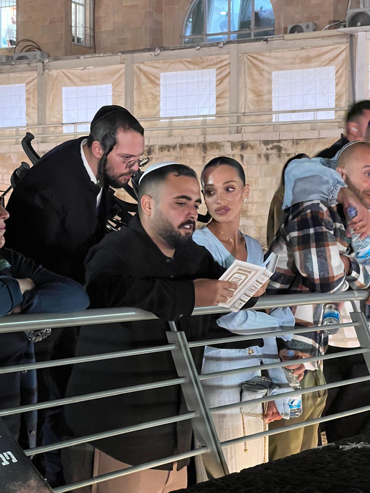 הידוענים שהתארסו ערכו סיור סליחות עם רב הכותל | צפו