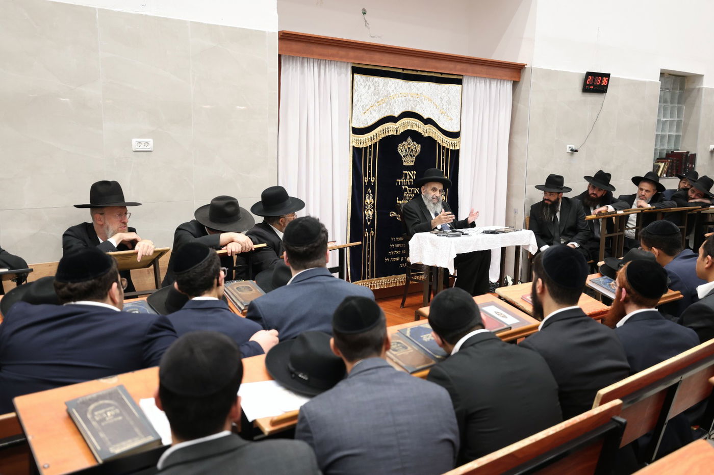 הגר"מ צדקה בישיבת אוהל תורה