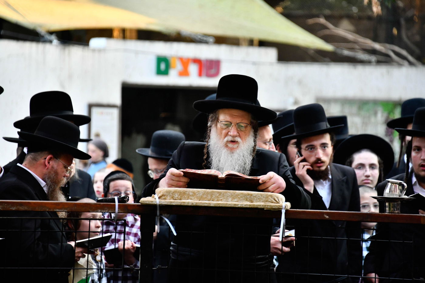 האדמו"ר ממודז'יץ במעמד תשליך