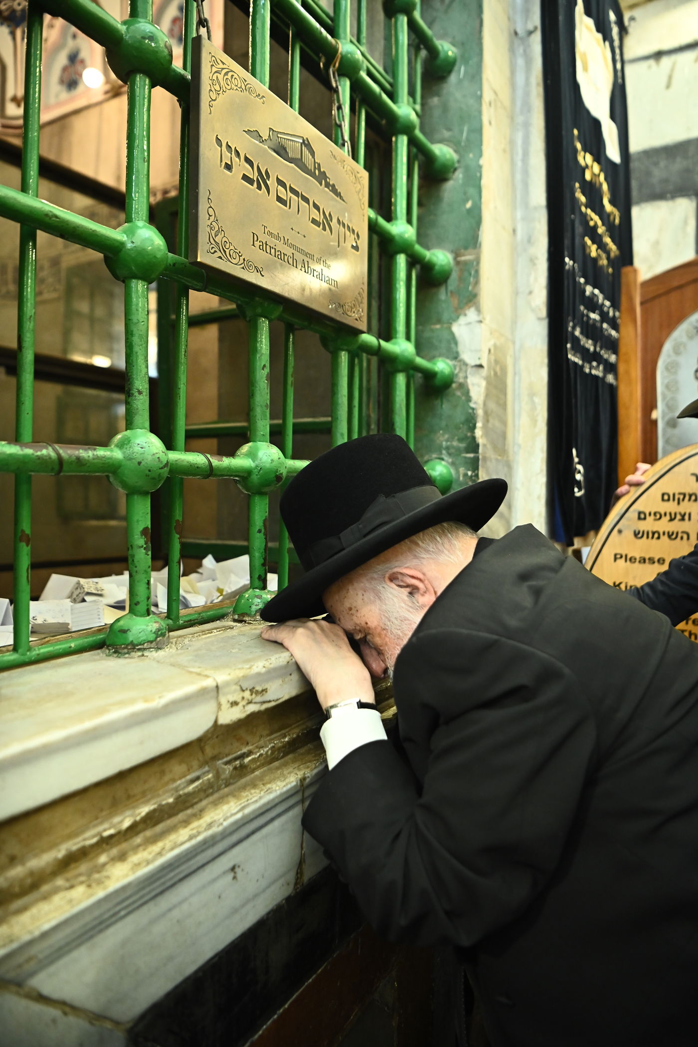 הגרב"ד פוברסקי בתפילה במערת המכפלה בחברון