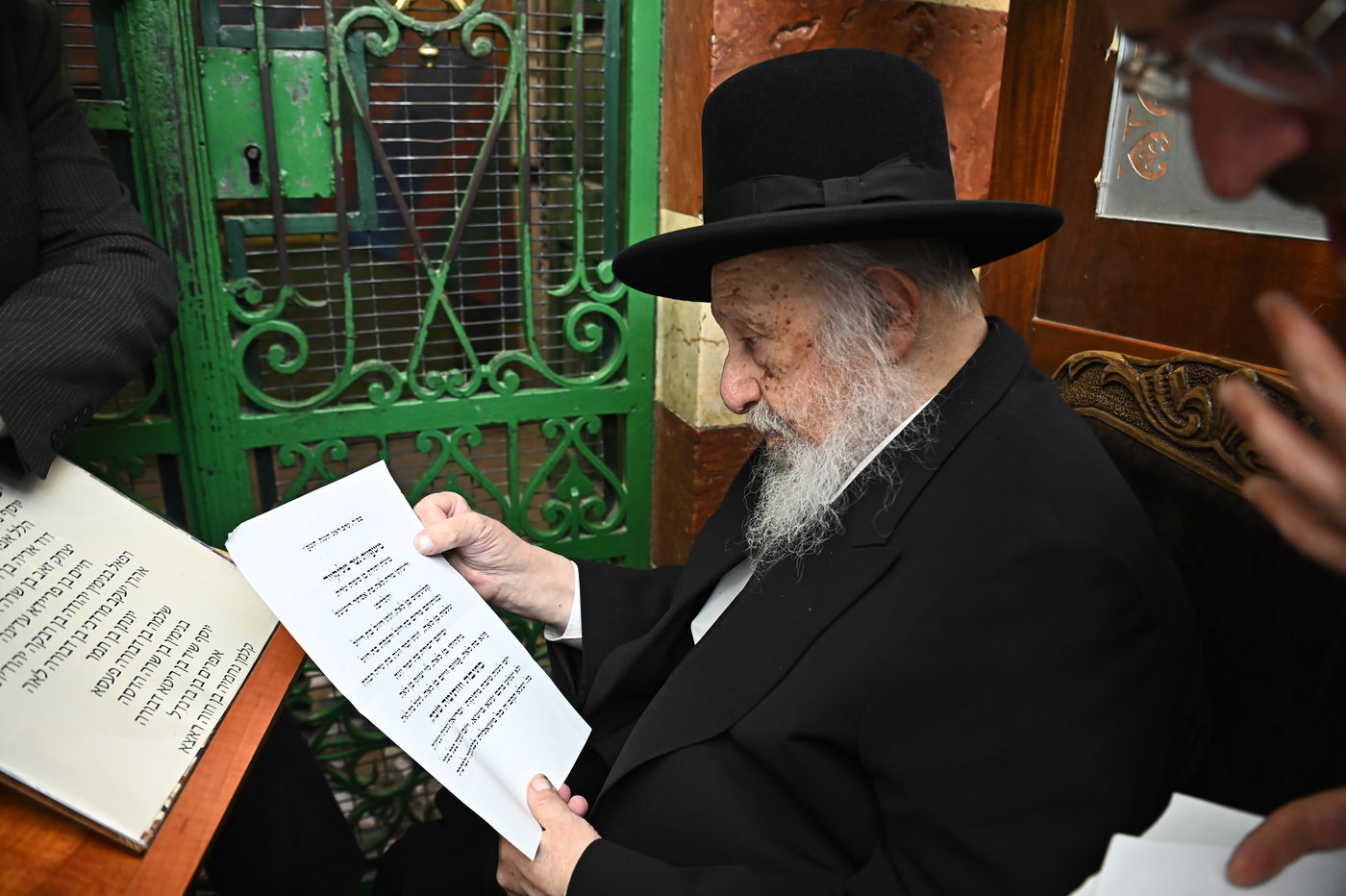 הגרב"ד פוברסקי בתפילה במערת המכפלה בחברון