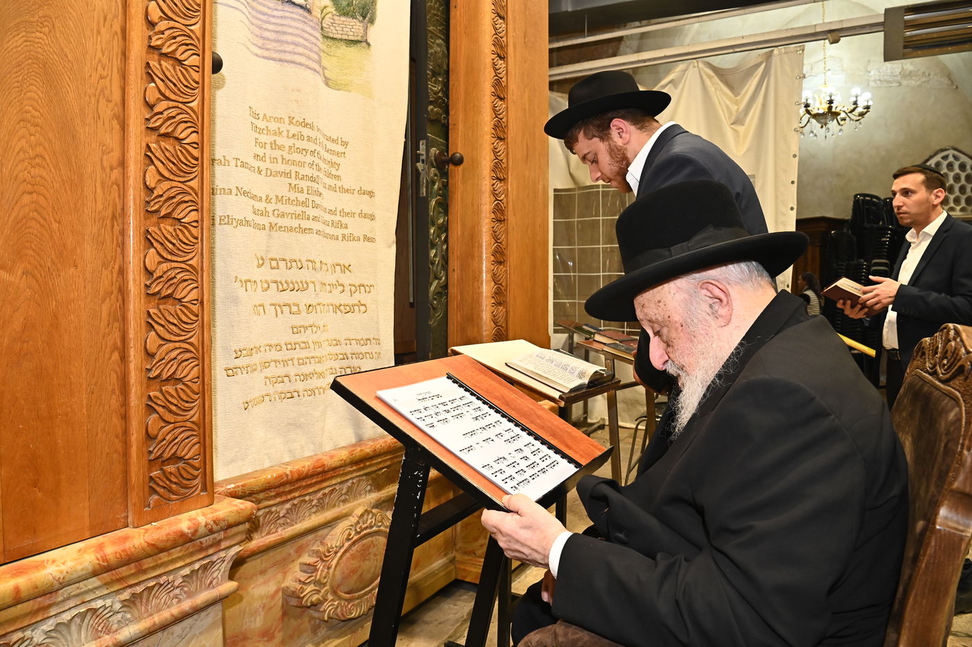 הגרב"ד פוברסקי בתפילה במערת המכפלה בחברון