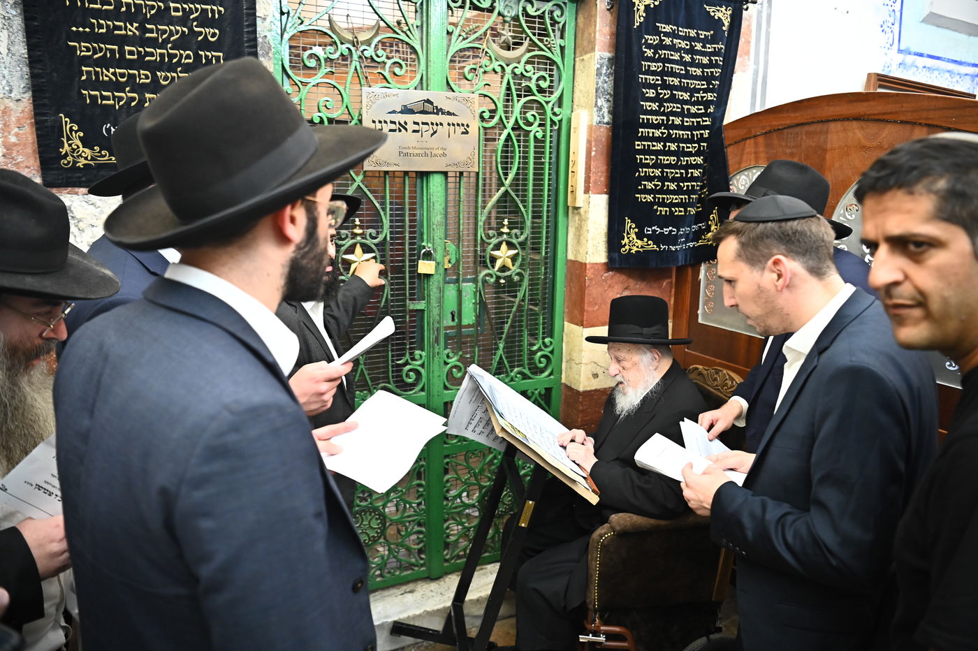 הגרב"ד פוברסקי בתפילה במערת המכפלה בחברון