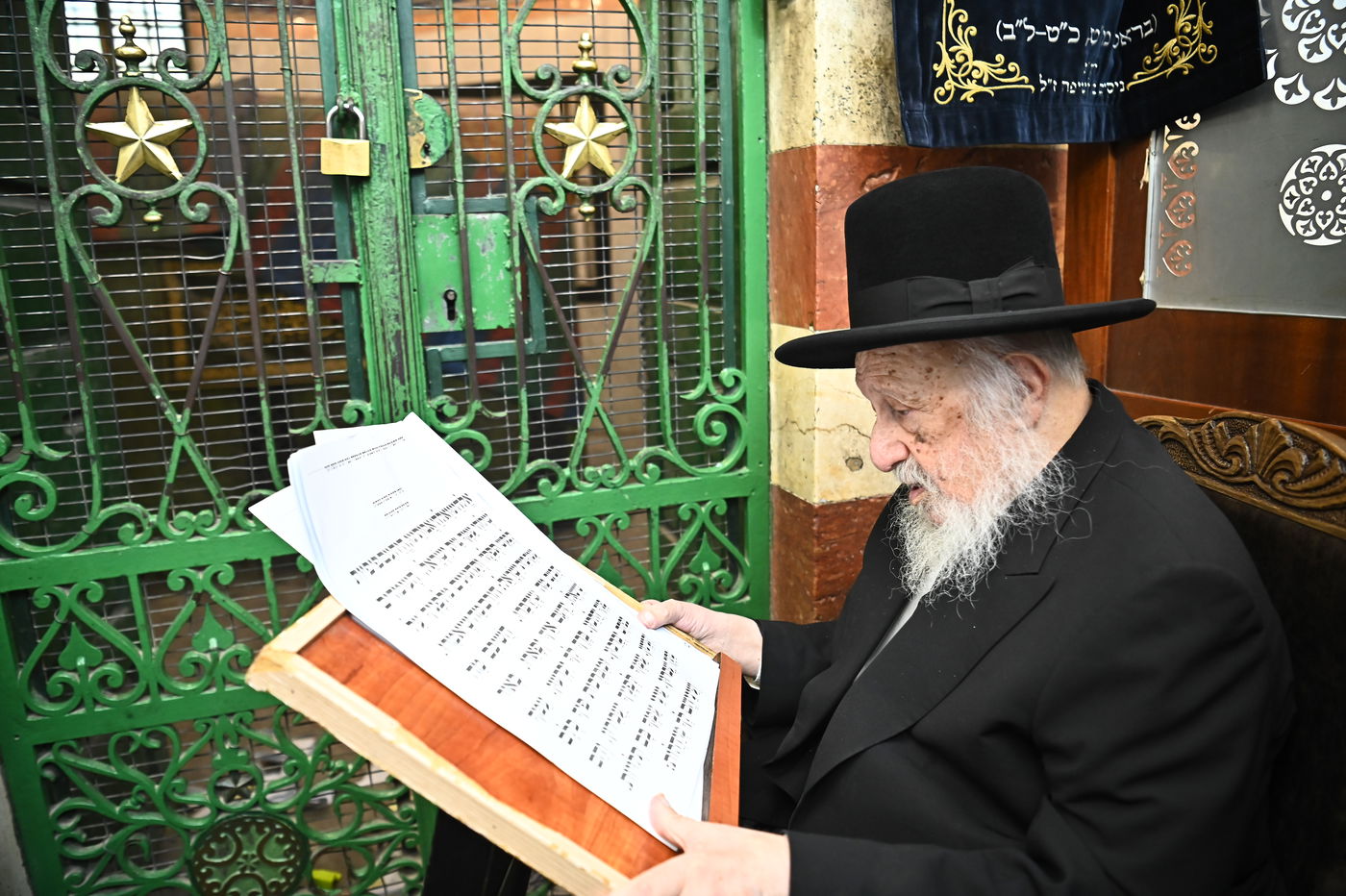 הגרב"ד פוברסקי בתפילה במערת המכפלה בחברון