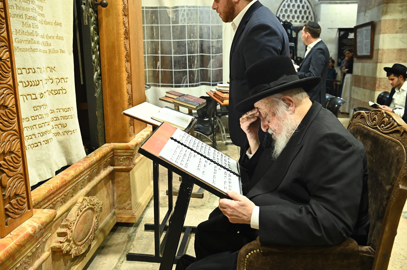 הגרב"ד פוברסקי בתפילה במערת המכפלה בחברון